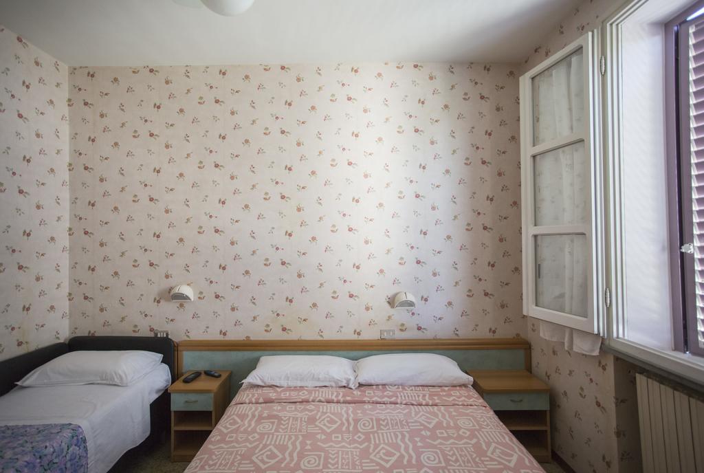 Hotel Eden Viserbella di Rimini Buitenkant foto
